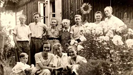 Colorize old photo and restore quality to HD.